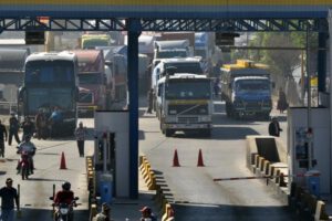 Transportistas destruyen puesto de peaje en Cochabamba