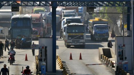 Transportistas destruyen puesto de peaje en Cochabamba