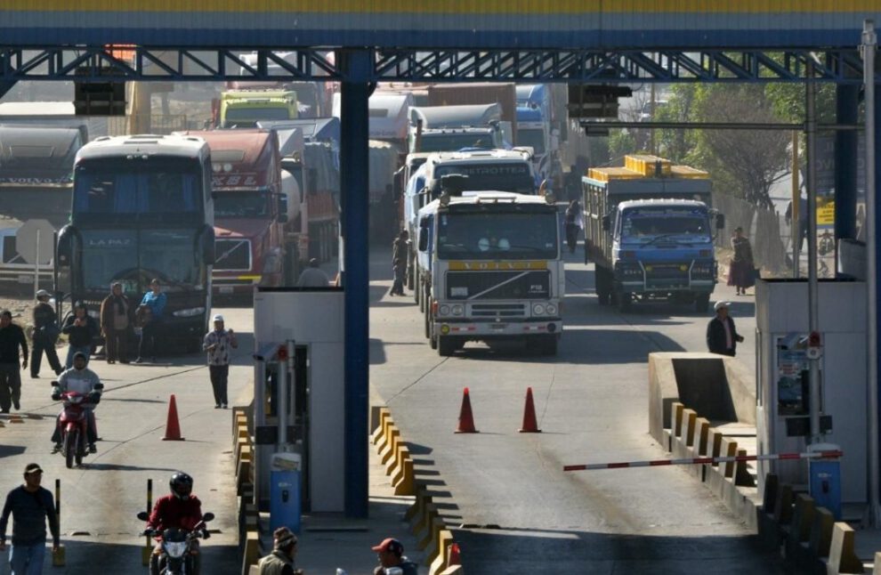 Transportistas destruyen puesto de peaje en Cochabamba