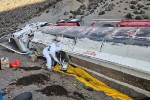 Camión cisterna boliviano volcado en el Parque Nacional Lauca