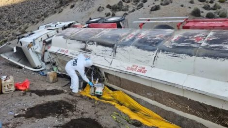 Camión cisterna boliviano volcado en el Parque Nacional Lauca