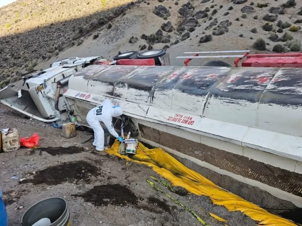 Camión cisterna boliviano volcado en el Parque Nacional Lauca
