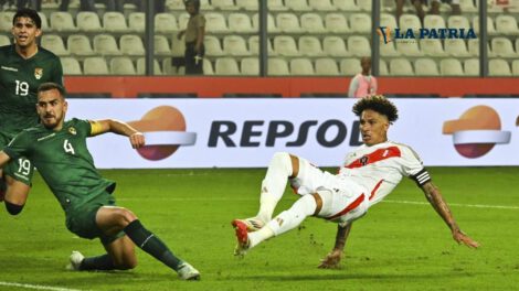 Luis Haquin intenta frenar el remate de Paolo Guerrero