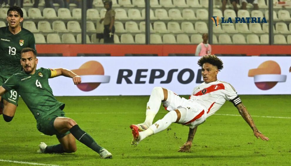 Luis Haquin intenta frenar el remate de Paolo Guerrero