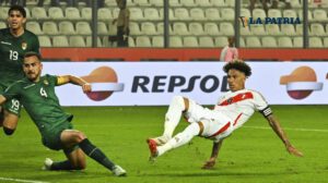 Luis Haquin intenta frenar el remate de Paolo Guerrero