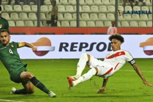 Luis Haquin intenta frenar el remate de Paolo Guerrero