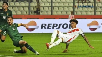 Luis Haquin intenta frenar el remate de Paolo Guerrero