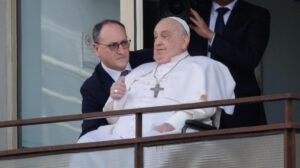 Papa Francisco pide alto al fuego en Gaza tras salir del hospital