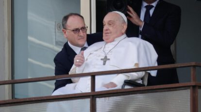 Papa Francisco pide alto al fuego en Gaza tras salir del hospital
