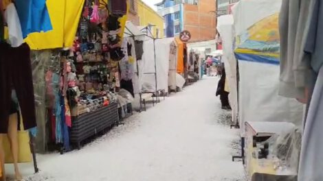 Granizada en El Alto interrumpe actividades comerciales y tráfico