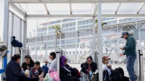Familiares de los pasajeros bolivianos a los que se impidió desembarcar del crucero MSC Armonia por falta de visados