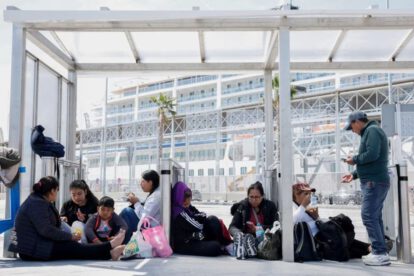 Familiares de los pasajeros bolivianos a los que se impidió desembarcar del crucero MSC Armonia por falta de visados