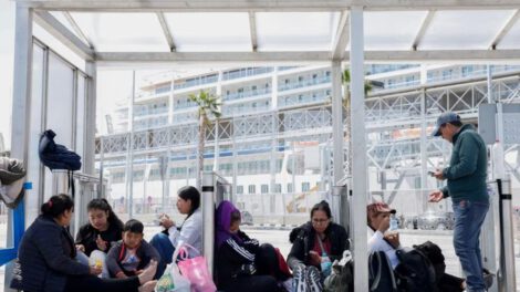 Familiares de los pasajeros bolivianos a los que se impidió desembarcar del crucero MSC Armonia por falta de visados