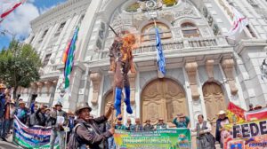 Bloqueo de mineros en Sucre por falta de diálogo con el gobernador Condori