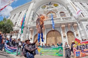 Bloqueo de mineros en Sucre por falta de diálogo con el gobernador Condori