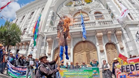 Bloqueo de mineros en Sucre por falta de diálogo con el gobernador Condori