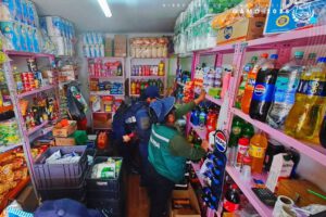 Operativo en tiendas de barrio para decomisar productos caducados