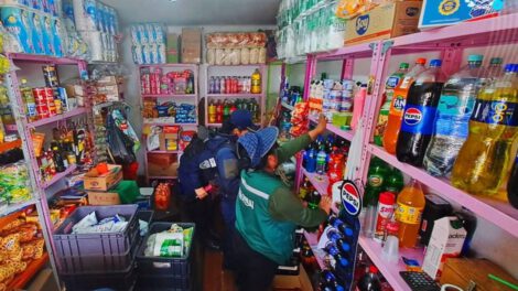 Operativo en tiendas de barrio para decomisar productos caducados