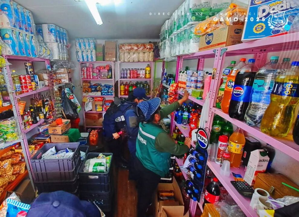 Operativo en tiendas de barrio para decomisar productos caducados