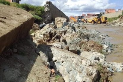 Colapsa muro en El Alto tras crecida del río Seco