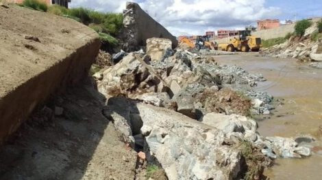 Colapsa muro en El Alto tras crecida del río Seco