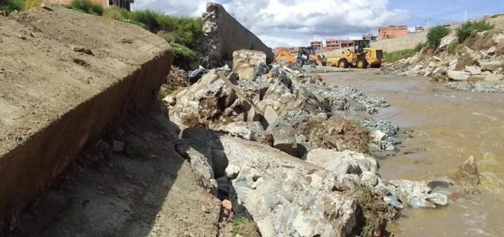 Colapsa muro en El Alto tras crecida del río Seco