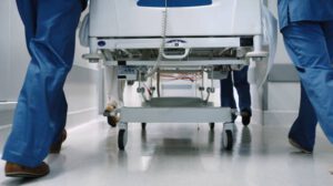 Mujer prende fuego a joven en Cobija