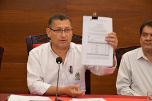 Gobernador de Tarija propone reducir sueldos para enfrentar crisis financiera
