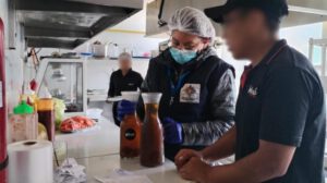 Carne en descomposición y jugo contaminado en El Alto