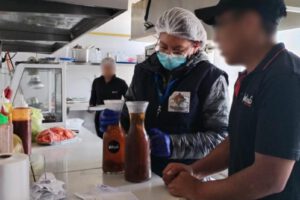 Carne en descomposición y jugo contaminado en El Alto
