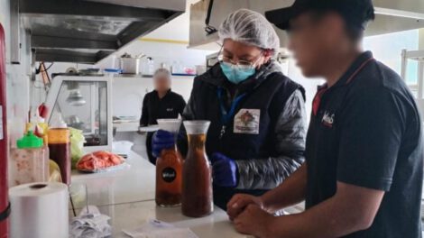 Carne en descomposición y jugo contaminado en El Alto