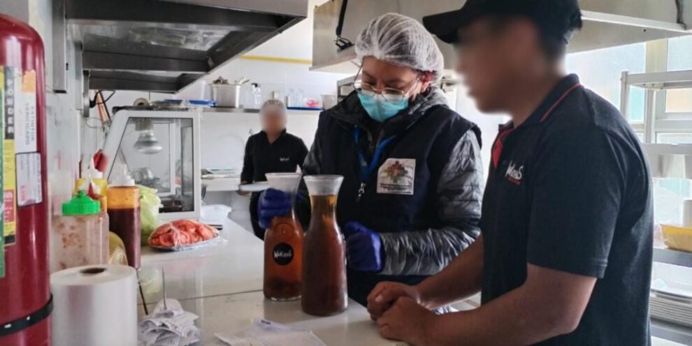 Carne en descomposición y jugo contaminado en El Alto