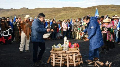 MAS-IPSP 30 años con ofrenda a la Pachamama