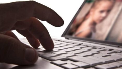 Joven acusado de solicitar fotos íntimas de una menor