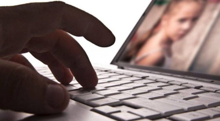 Joven acusado de solicitar fotos íntimas de una menor