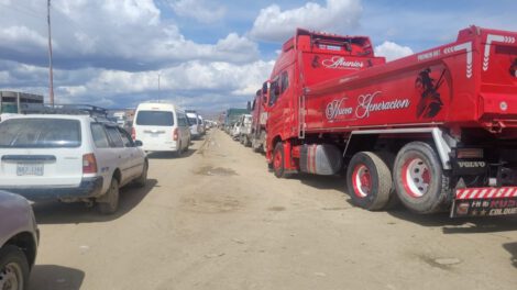 paro indefinido por falta de combustible en Bolivia