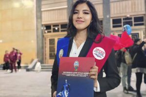 Nadia Apaza Ochoa tras la obtención de su diplomado en educación superior