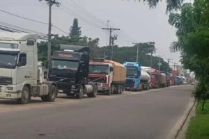 Crisis de combustible en Bolivia y bloqueo indefinido anunciado por la Confederación de Choferes