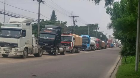 Crisis de combustible en Bolivia y bloqueo indefinido anunciado por la Confederación de Choferes
