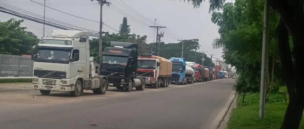 Crisis de combustible en Bolivia y bloqueo indefinido anunciado por la Confederación de Choferes