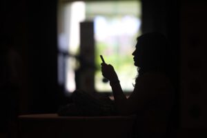 Uso de pantallas antes de dormir aumenta riesgo de insomnio