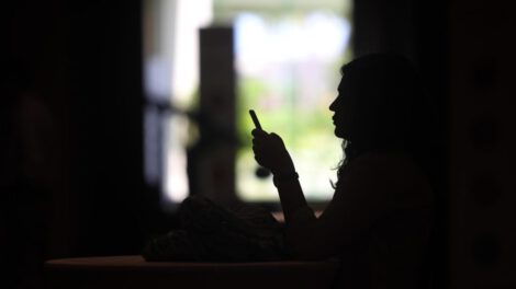 Uso de pantallas antes de dormir aumenta riesgo de insomnio