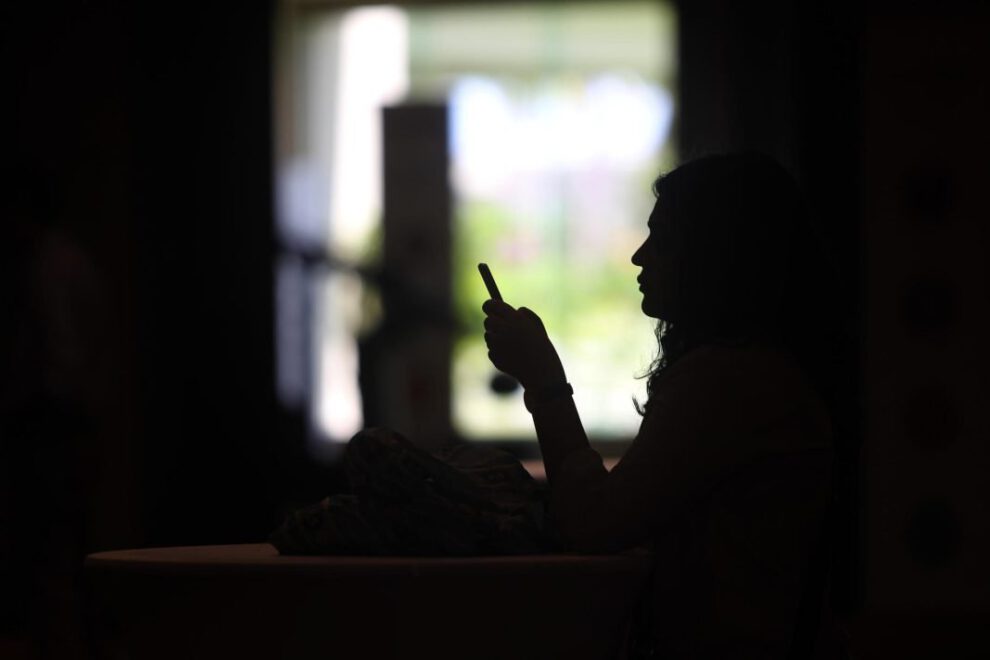 Uso de pantallas antes de dormir aumenta riesgo de insomnio