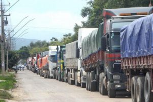 Choferes de Bolivia anuncian paro nacional indefinido por escasez de diésel
