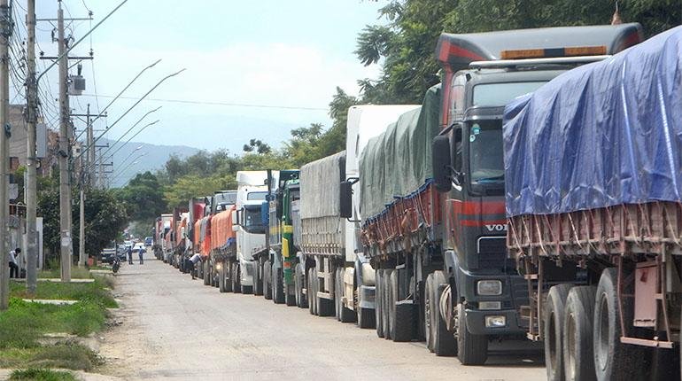 Choferes de Bolivia anuncian paro nacional indefinido por escasez de diésel