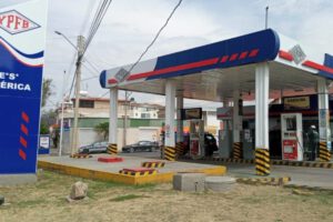 Abastecimiento de combustible en el eje central de Bolivia