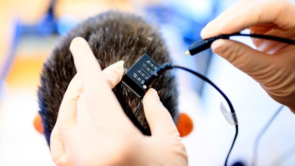 Dispositivo de IA que traduce pensamientos en palabras habladas casi en tiempo real