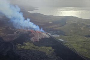 Evacuación en Grindavík por erupción volcánica