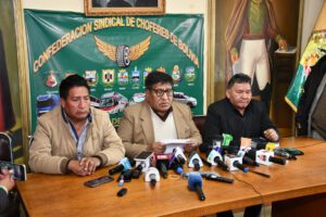 Choferes de Bolivia establecen cuarto intermedio en medidas de presión