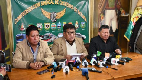Choferes de Bolivia establecen cuarto intermedio en medidas de presión